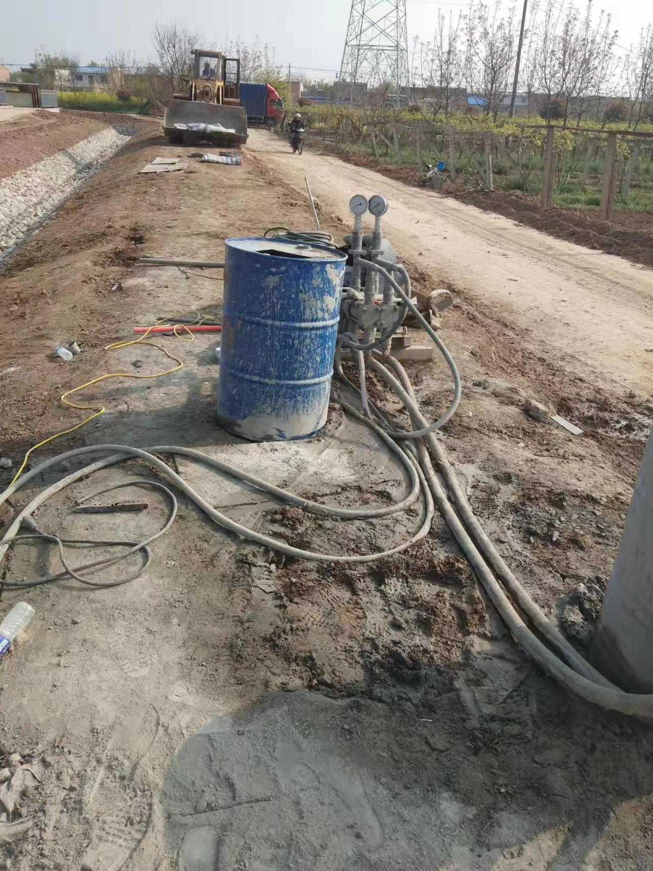 龙华山办事处顶管注浆